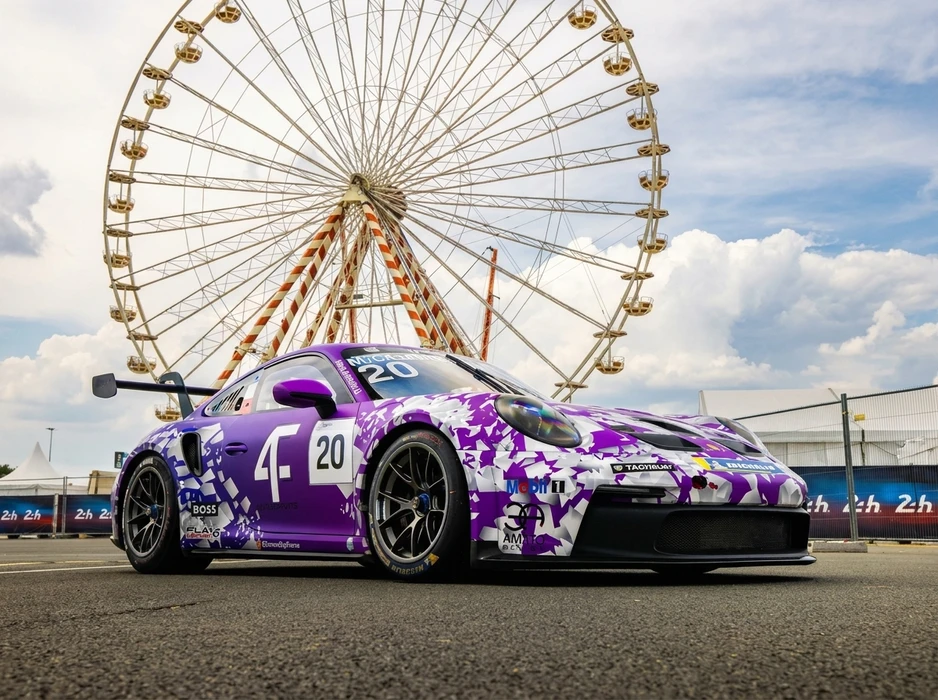Porsche 911 GT3 Cup N°20, livrée compétition violet et blanc effet camouflage fragmenté, sponsors Mobil 1, Michelin, Hugo Boss