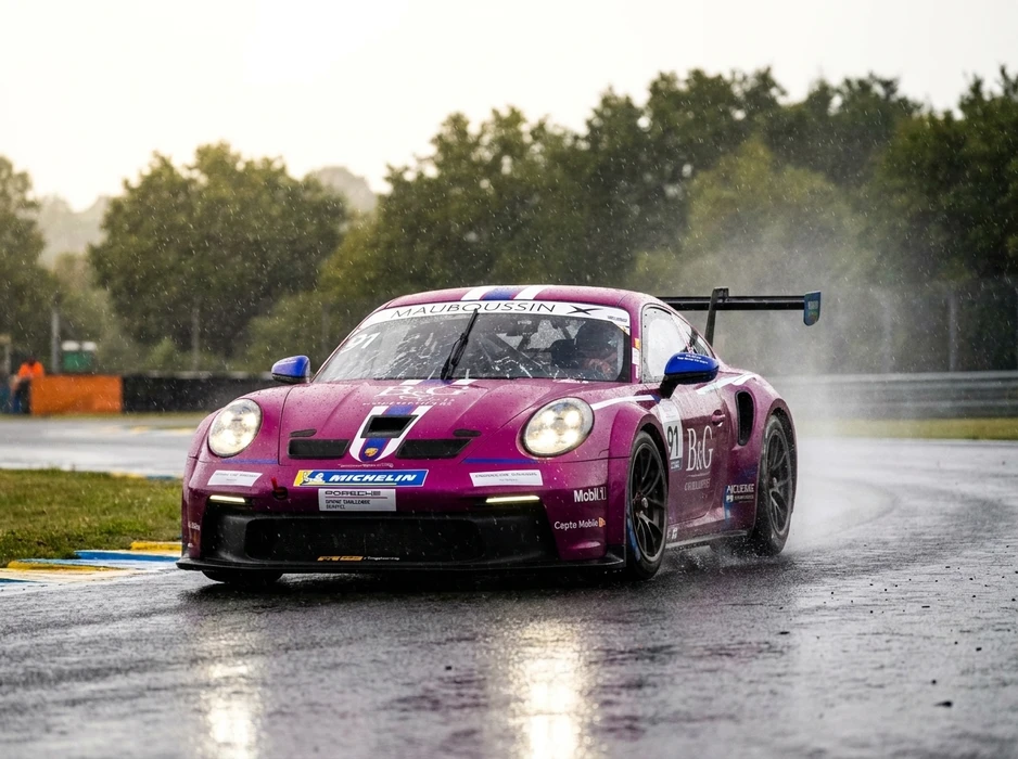 Porsche 911 GT3 Cup (992) violette, numéro 91, en pleine action sur circuit mouillé sous forte pluie