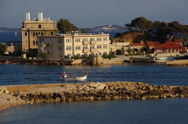 Vue aérienne ou perspective du littoral et de la baie de Bandol montrant clairement les caractéristiques visuelles distinctives de la station balnéaire varoise : la plage, le port de plaisance, les falaises ou paysage côtier méditerranéen typique. L'image doit permettre d'identifier visuellement Bandol comme localité de la zone d'intervention, sans personnes ni véhicules au premier plan, avec une qualité professionnelle adaptée à un site d'entreprise spécialisée en mécanique automobile.