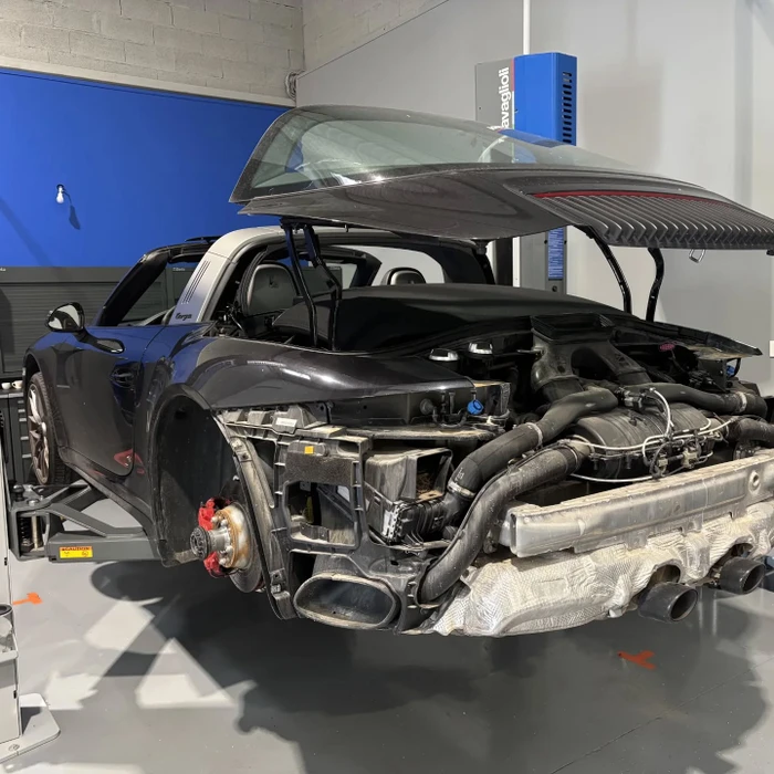 Parking extérieur ensoleillé accueillant une collection de supercars alignées