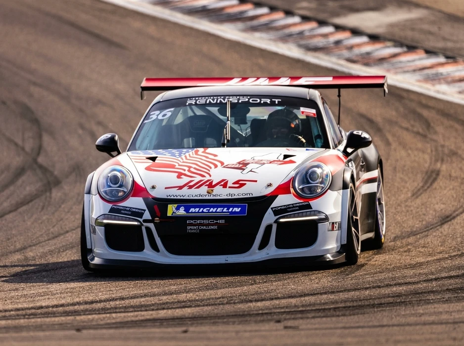 Porsche 911 GT3 Cup argent, numéro 52, livrée "dp Driving & Performance", sur la voie des stands du Circuit de Barcelona-Catalunya