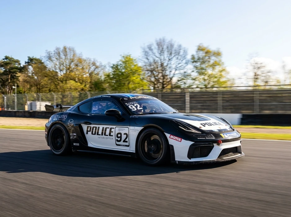 Vue arrière d'une Porsche 911 RSR de compétition en pleine accélération sur circuit