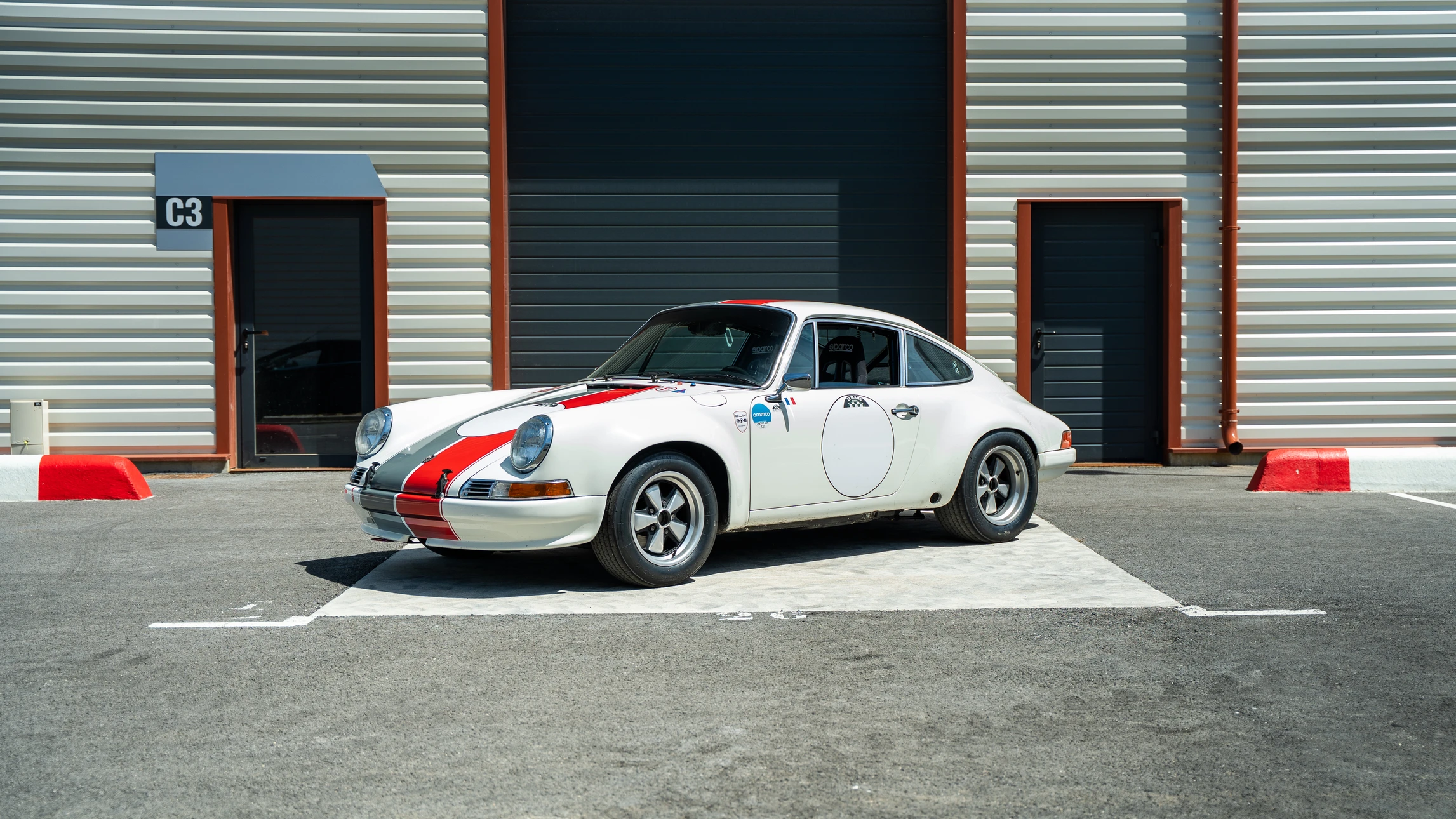 Atelier automobile avec technicien examinant carrosserie de véhicule